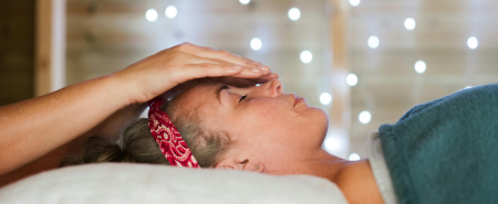 Sessão de Reiki promovendo relaxamento, equilíbrio emocional e bem-estar.